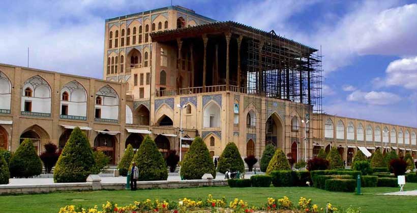 بنای تاریخی عالی قاپور در میدان نقش جهان در شهر اصفهان