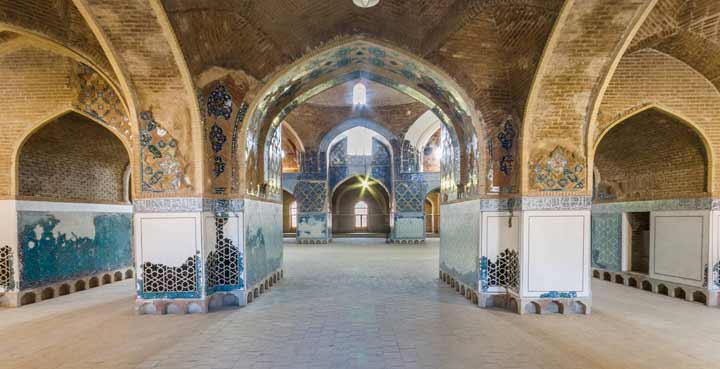 مسجد کبود بنایی تاریخی در گردش یک روزه در تبریز